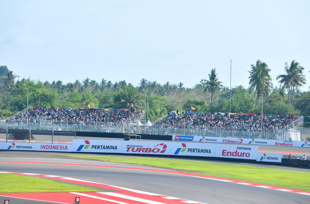 Antusiasme masyarakat dalam menonton gelaran Pertamina Grand Prix of Indonesia 2025 di Pertamina Mandalika International Circuit, Lombok, Nusa Tenggara Barat. Foto: Dok. Pertamina