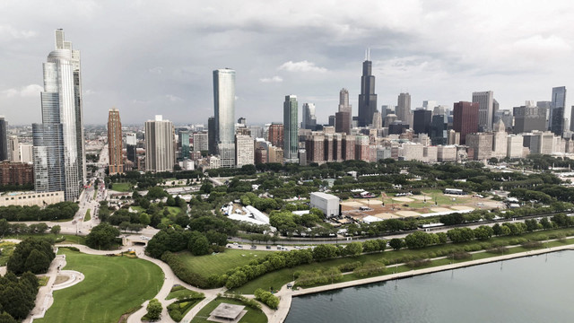 Pemandangan udara ini menunjukkan Grant Park dan cakrawala Chicago. Foto: TANNEN MAURY/AFP