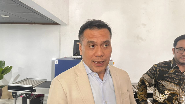 Staf Khusus Gubernur Jakarta Bidang Komunikasi Publik, Cyril Raoul Hakim atau Chico Hakim di Balai Kota, Gambir, Jakarta Pusat, Senin (6/10/2025). Foto: Nasywa Athifah/kumparan