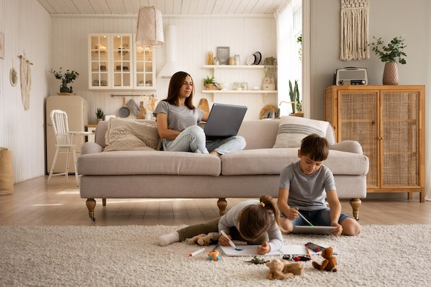 Ilustrasi prompt Gemini AI foto keluarga di ruang tamu. Foto: Freepik  