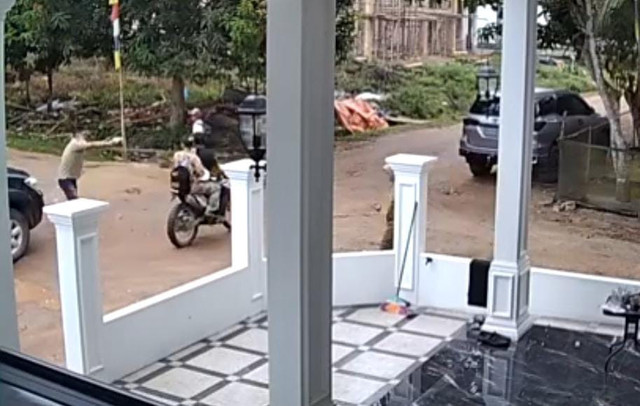 Suasana Orang Tidak Kenal (OTK) menondongkan pistol ke korban saat berboncengan dengan istrinya menggunakan sepeda motor sekitar pukul 06.40 WIB, Senin (6/10/2025). Foto : Tangkap Layar/Istimewa