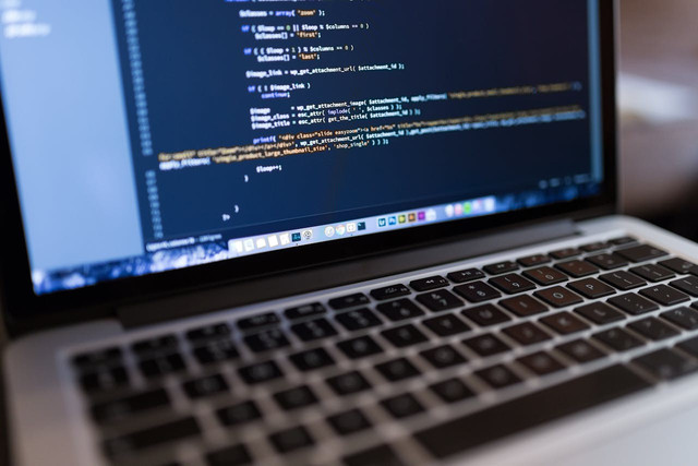 Ilustrasi laptop yang ideal untuk coding. Foto: Pexels