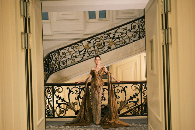 Cinta Laura mengenakan busana batik. Foto: Dok.pribadi