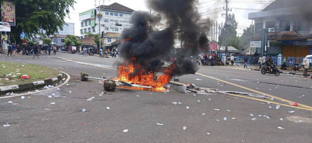 Aksi demonstrasi di depan pintu masuk kantor PT Timah, Senin (6/10/2025). Foto: Dok. Istimewa