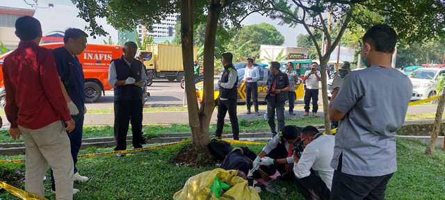 Polisi melakukan pemeriksaan lokasi penemuan mayat laki-laki di depan Kampus ITB Jatinangor, Desa Sayang, Sumedang, Jawa Barat, Senin (6/10). dok Polsek Jatinangor