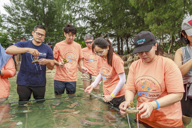 Paundra Hanutama bersama Komunitas Mangrove Jakarta dan Yayasan Mangrove Indonesia Lestari menanam terumbu karang. Foto: Dok. Istimewa