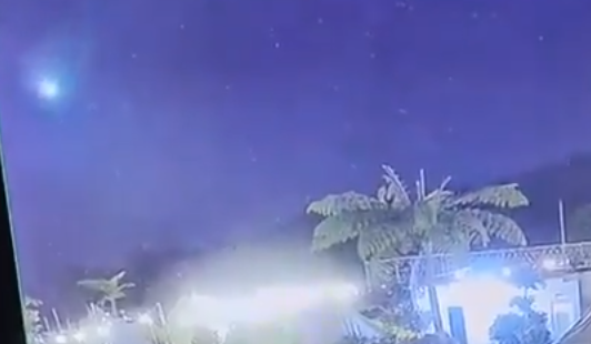 Meteor (kiri) tertangkap CCTV warga, Minggu (6/10/2025). Foto: Dok. Istimewa