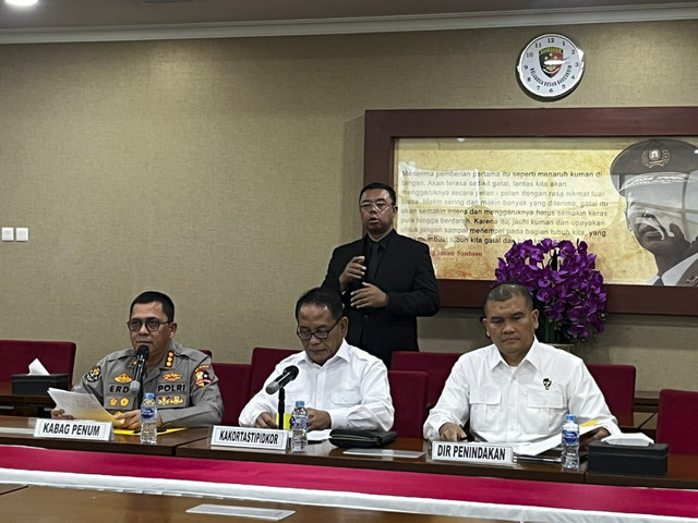 Konferensi pers terkait pengungkapan kasus korupsi PLTU di Kalimantan Barat oleh Kortastipikor Mabes Polri, Senin (6/10/2025). Foto: Rayyan Farhansyah/kumparan