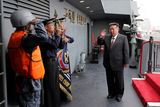 Pemimpin Korea Utara Kim Jong-un mengunjungi kapal perusak angkatan laut Choe Hyon di lokasi yang dirahasiakan di Korea Utara. Foto: KCNA/via REUTERS