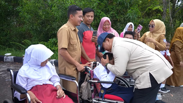 Presiden Prabowo Subianto memeluk siswa sekolah yang mengalami disabilitas saat tiba kunjungan kerja di Bangka Belitung, Senin (6/10/2025). Foto: YouTube/ Prabowo Subianto