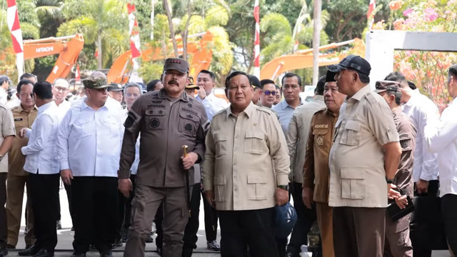 Presiden Prabowo Subianto meninjau penyerahan aset negara dari tambang timah ilegal di Bangka Belitung, Senin (6/10/2025). Foto: YouTube/ Prabowo Subianto