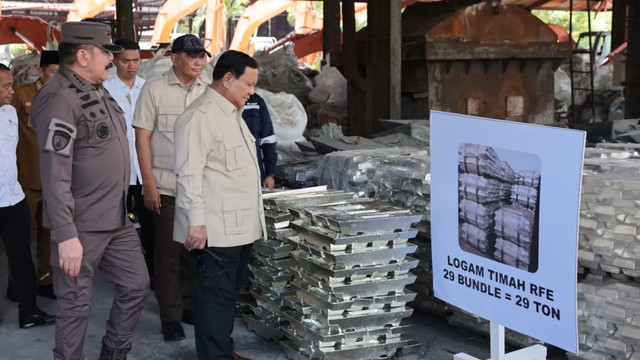 Presiden Prabowo Subianto meninjau penyerahan aset negara dari tambang timah ilegal di Bangka Belitung, Senin (6/10/2025). Foto: YouTube/ Prabowo Subianto