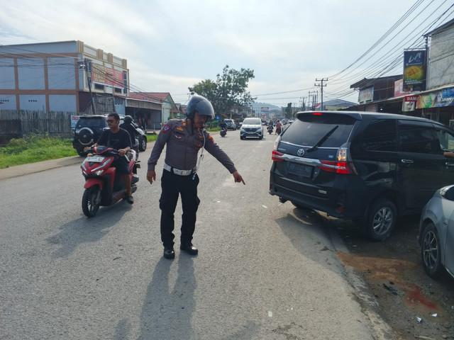 Polisi menunjukkan TKP kecelakaan yang menewaskan pejalan kaki di Sungai Pinyuh. Foto: Dok. Polres Mempawah