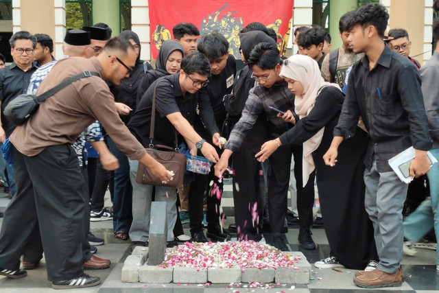 Aksi solidaritas untuk Kawan Paul membuat teatrikal pemakaman di selasar Gedung Auditorium Prof Dr KH Abdul Kahar Mudzakkir, Kampus Terpadu UII, Senin (6/10/2025). Foto: Arfiansyah Panji Purnandaru/kumparan
