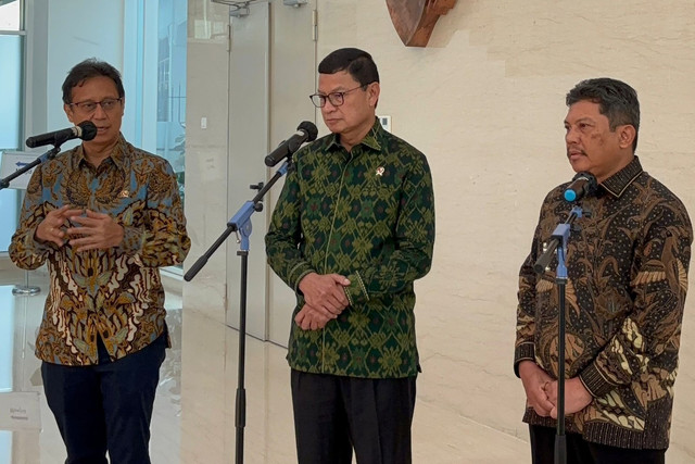 Menteri Kesehatan Budi Gunadi Sadikin (kiri), Kepala BPOM Taruna Ikrar (tengah), dan Direktur Utama BPJS Kesehatan Ghufron Mukti ditemui usai Rakor KKSK di Kantor BPOM, Jakarta Pusat pada Senin (6/10/2025). Foto: Amira Nada Fauziyyah/kumparan