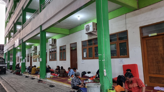 Keluarga korban bangunan ambruk Ponpes Al-Khoziny di posko asrama Ponpes Al-Khoziny, Kecamatan Buduran, Sidoarjo, Senin (6/10/2025). Foto: Farusma Okta Verdian/kumparan