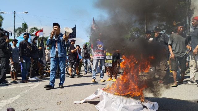 Ratusan warga yang tergabung dalam Koalisi Masyarakat Pati Anti Premanisme (Kompres) menggelar aksi unjuk rasa di Alun-Alun Tayu, Senin (6/10/2025). Foto: kumparan