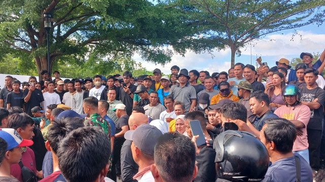 Massa bertemu dengan perwakilan PT Timah saat demo. Foto: kumparan