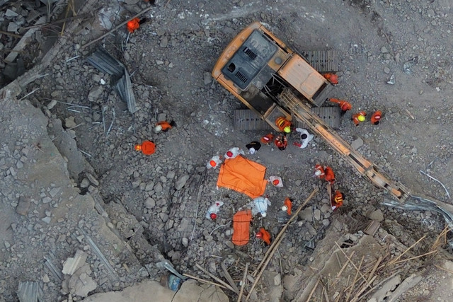 Foto udara petugas mengevakuasi jenazah korban runtuhnya bangunan mushalla di Pondok Pesantren (Ponpes) Al Khoziny di Kecamatan Buduran, Sidoarjo, Jawa Timur, Senin (6/10/2025). Foto: Umarul Faruq/ANTARA FOTO