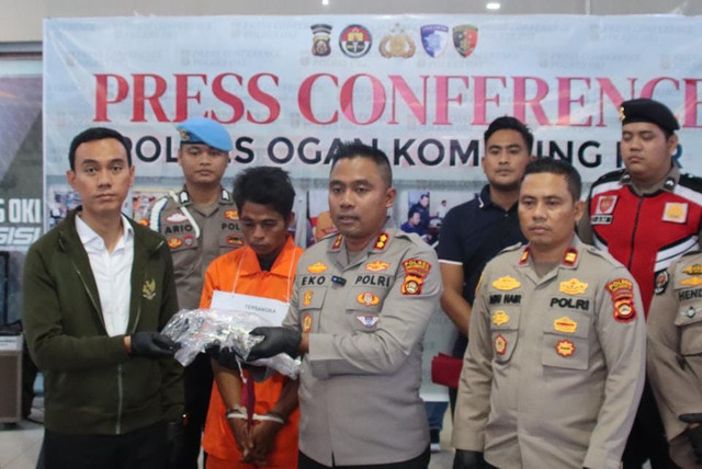Kapolres Ogan Komering Ilir (OKI) AKBP Eko Rubiyanto didampingi Bupati Muchendi di press rilis penangkapan pelaku penembakan. Foto : Dok Humas Polres OKI