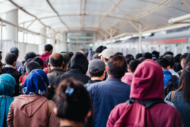 Ilustrasi para pengguna KRL di Jakarta. Foto: Shutterstock