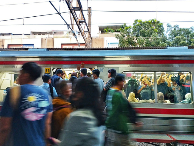 Ilustrasi para pengguna KRL di Jakarta. Foto: Shutterstock