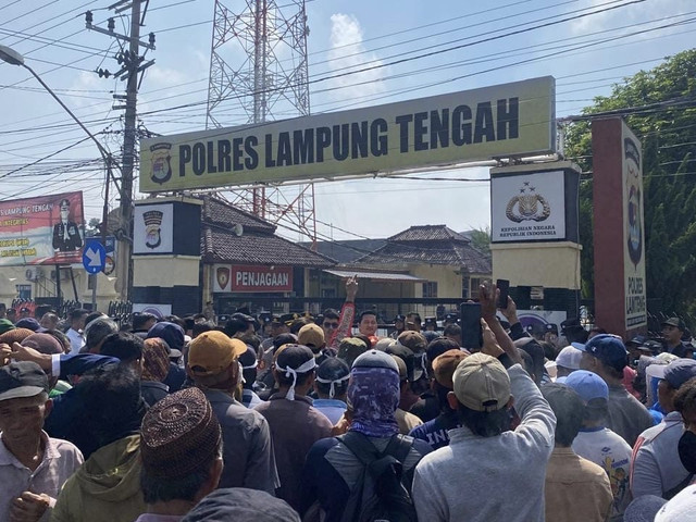 LBH Bandar Lampung saat mendampingi ratusan petani dari Kecamatan Anak Tuha, Kabupaten Lampung Tengah, untuk mengawal delapan rekan sesama petani yang dipanggil dan diperiksa oleh aparat kepolisian | Foto : Dok. LBH Bandar Lampung
