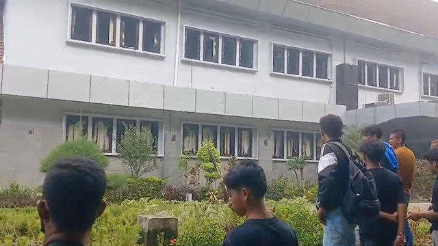 Sejumlah fasilitas umum dan kantor milik PT Timah rusak usai didemo pada Senin (6/10/2025). Foto: kumparan