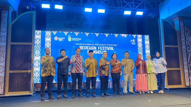 Gubernur Kalimantan Barat, Ria Norsan membuka secara resmi 'Sepekan Festival Museum' di UPT Museum Provinsi Kalbar pada Senin malam, 6 Oktober 2025. Foto: Alycia Tracy Nabila/Hi!Pontianak