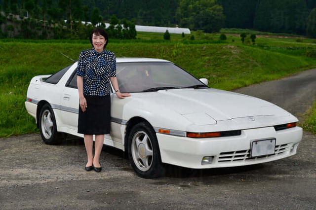 Sanae Takaichi bersama Toyota Supra A70 kesayangannya. Foto: Dok. Daily Shincho