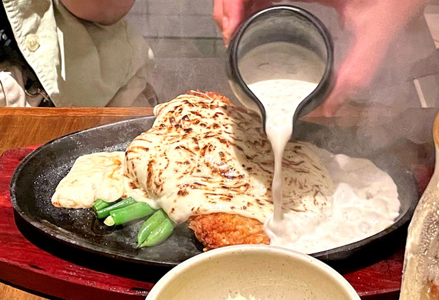 Rangkaian menu terbaru Markette, Sizzling Cheese Plate. Foto: Salsha Okta Fairuz/kumparan