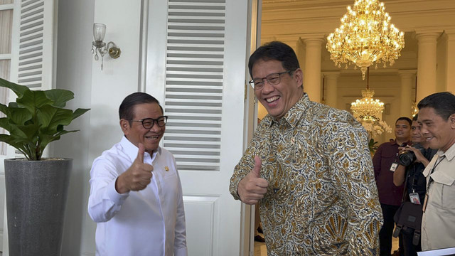 Menteri Keuangan Purbaya Yudhi Sadewa disambut Gubernur DKI Jakarta Pramono Anung saat mengunjungi Balai Kota, Gambir, Jakarta Pusat, Selasa (7/10/2025). Foto: Nasywa Athifah/kumparan