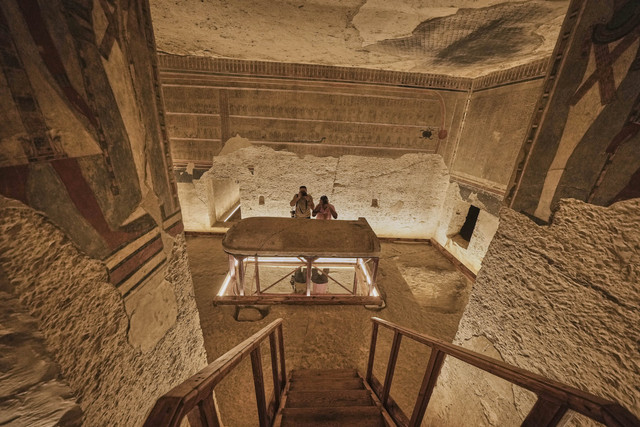 Para fotografer mengabadikan momen di makam Amenhotep III, yang memerintah Mesir kuno antara tahun 1390 SM dan 1350 SM, di Lembah Para Raja di kota Luxor, Mesir selatan, Sabtu (4/10/2025). Foto: Amr Nabil/AP Photo
