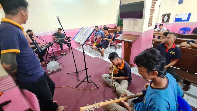 Pelatihan bidang musik bagi WBP (dok:Humas Lasambawa)
