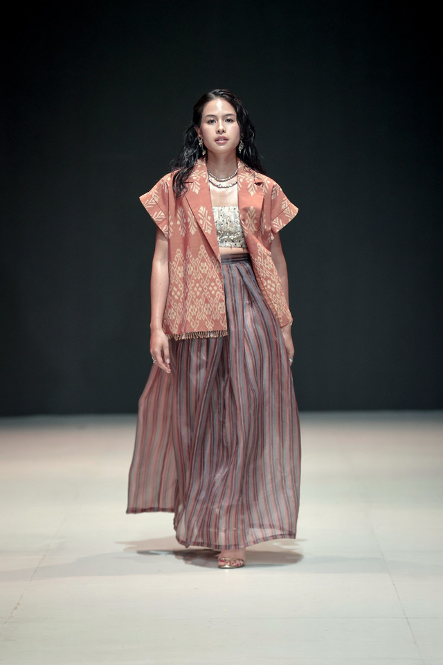 Ikat Indonesia tampilkan koleksi bertajuk The Isle of Reverie di runway Plaza Indonesia Fashion Week (PIFW) 2025 pada Rabu (1/10/2025). Foto: Plaza Indonesia Fashion Week/Ikat Indonesia