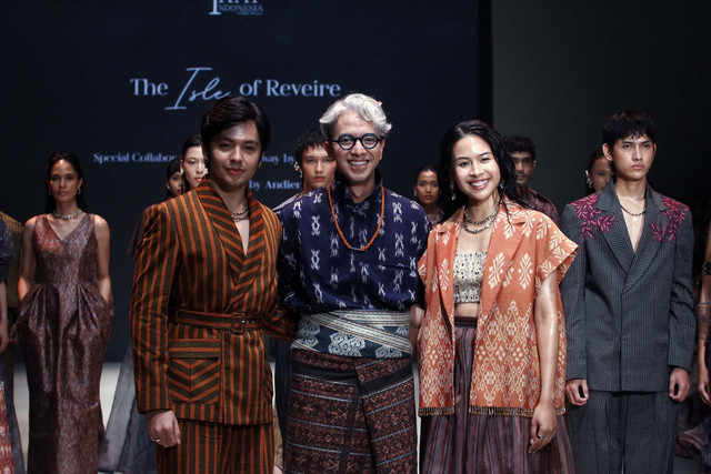 Ikat Indonesia tampilkan koleksi bertajuk The Isle of Reverie di runway Plaza Indonesia Fashion Week (PIFW) 2025 pada Rabu (1/10/2025). Foto: Plaza Indonesia Fashion Week/Ikat Indonesia