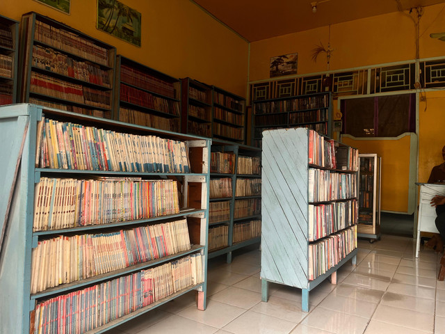 Penyewaan Buku Fortuna milik Pak Giman di Jalan Kutilang, Pontianak. Foto: Dok. Hi!Pontianak
