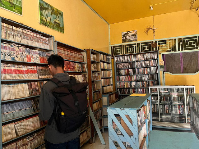 Pengunjung tampak melihat koleksi novel dan komik di Penyewaan Buku Fortuna. Foto: Dok. Hi!Pontianak
