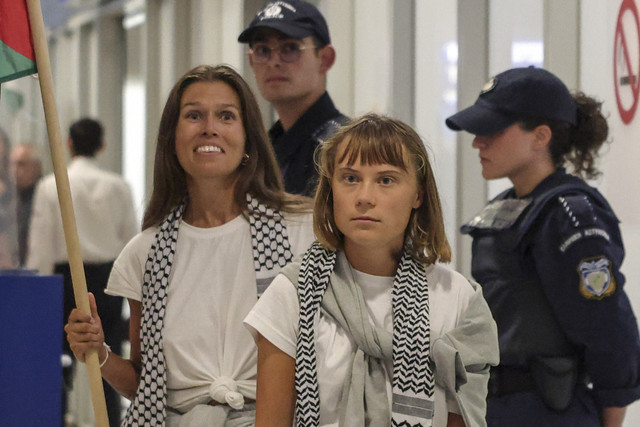 Aktivis Swedia Greta Thunberg tiba di Bandara Internasional Eleftherios Venizelos Athena, di Athena, Yunani, Senin (6/10/2025). Foto: Louisa Gouliamaki/REUTERS