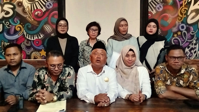 Yai Mim didampingi kuasa hukumnya, Senin (7/10/2025). Foto: Dok. kumparan