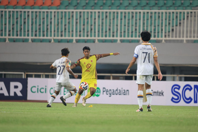 Gelandang Bertahan Sriwijaya FC, Rafif Adri saat hendak membuang bola di laga dengan dibayangi dua pemain Persikad Depok di Stadion Pakansari berakhir dengan skor imbang 3-3, Senin (22/9/2025). Foto : Media Officer Sriwijaya FC