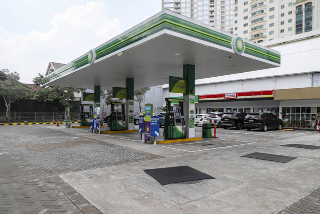 Pekerja beraktivitas di salah satu SPBU BP di Simprug, Jakarta Selatan. Foto: Darryl Ramadhan/kumparan