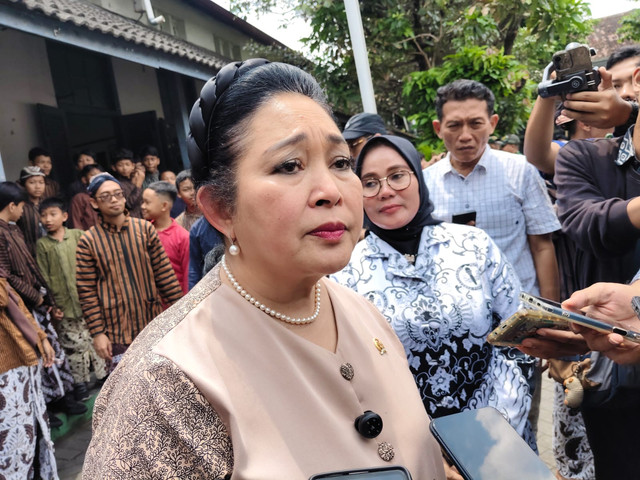Ibunda Guru Indonesia yang juga Ketua Komisi IV DPR RI, Titiek Soeharto, berkunjung ke SDN Pujokusuman 1, Kota Yogyakarta cek pelaksanaan MBG, Selasa (7/10/2025). Foto: Arfiansyah Panji Purnandaru/kumparan
