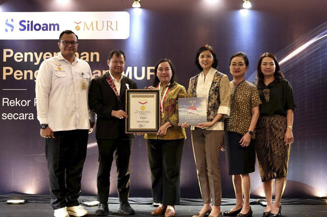 Pemberian rekor MURI untuk Siloam International Hospitals untuk kategori Pelatihan Bantuan Hidup Dasar (BHD) secara seri dengan jumlah peserta terbanyak dalam acara MURI Awarding Event di Hotel Aryaduta Menteng, Selasa (7/10/2025). Foto: Dok. Siloams Hospital