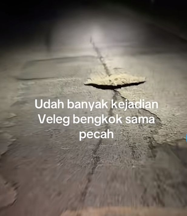 Pengendara menyoroti jalan berlubang di kawasan Desa Subah, Kecamatan Tayan Hilir, Kabupaten Sanggau, Kalimantan Barat. Foto: Dok. TikTok @samirrxk