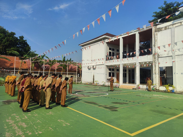Pelaksanaan Apel Pagi (Sumber : Dok.BKPSDM Karawang)