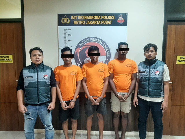 Penangkapan kurir sabu 12 kilogram bermodus truk jeruk di Tol Jakarta-Cikampek. Foto: Dok. Polres Jakpus