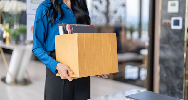 Ilustrasi perempuan resign. Foto: Lee Charlie/Shutterstock
