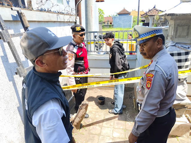 Pemeriksaan tempat penguburan mayat bayi milik ART di pekarangan rumah majikannya, Banjar Puseh, Desa Batubulan Kangin, Kecamatan Sukawati, Kabupaten Gianyar, Bali. Foto: Dok. Polres Gianyar