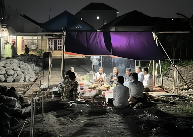 Proses doa bersama di pimpin oleh ustadz Foto: Lutri Bunga Lestari/Kumparan